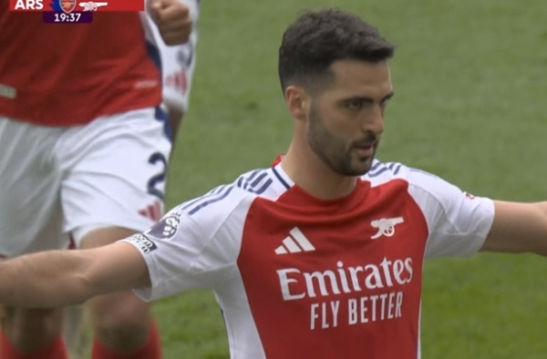Arsenal trừng phạt Chelsea với những ngón tay bị lãng quên