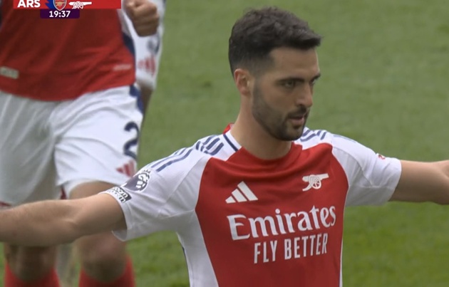 Arsenal trừng phạt Chelsea với những ngón tay bị lãng quên