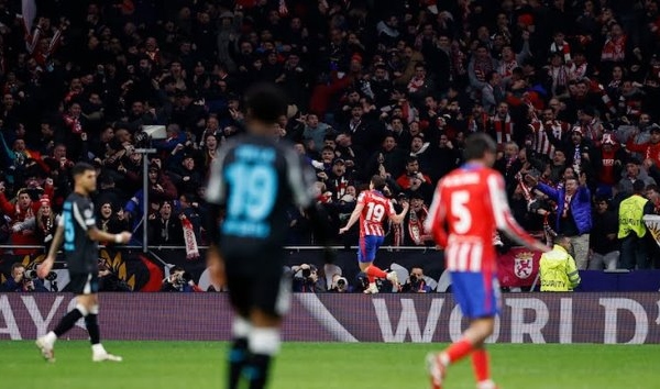 Atletico ngược dòng hạ Bayer dù mất người từ sớm