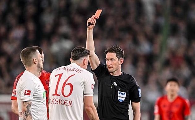 Augsburg 1-3 Bayern: Điểm quay thẻ đỏ; Musiala mang đến mối quan tâm