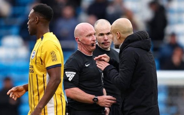 Bảo vệ sinh viên, Guardiola nổi với trọng tài