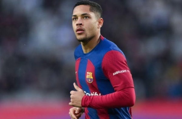 Barca dựa vào điều luật FIFA bán Roque, gia hạn với Yamal