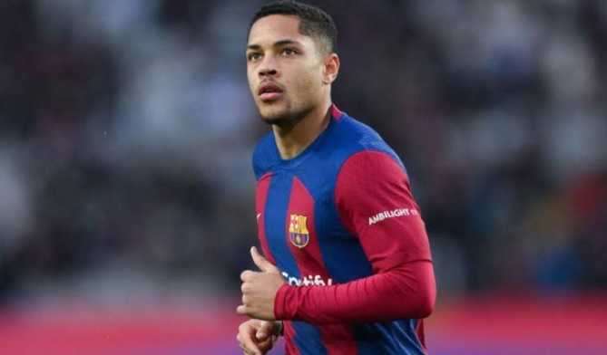 Barca dựa vào điều luật FIFA bán Roque, gia hạn với Yamal