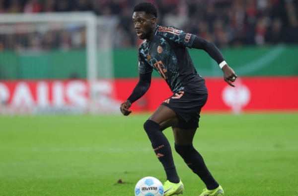 Barca mua Alphonso Davies: Khi "quan hệ hơn tiền tệ"