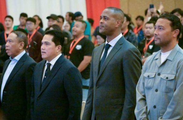 Bất ngờ với mức lương của HLV Patrick Kluivert ở Indonesia
