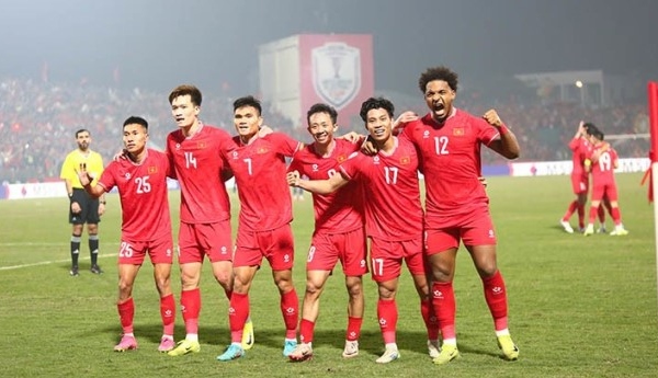 Bầu Hiển chơi lớn, ĐT Việt Nam hưởng lợi trước thềm chung kết AFF Cup