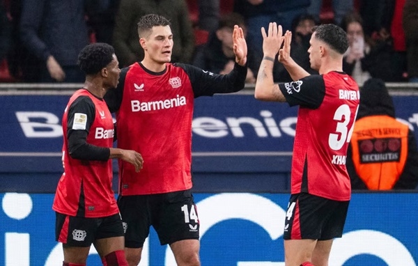 Bayer Leverkusen trở lại cuộc đua vô địch Bundesliga