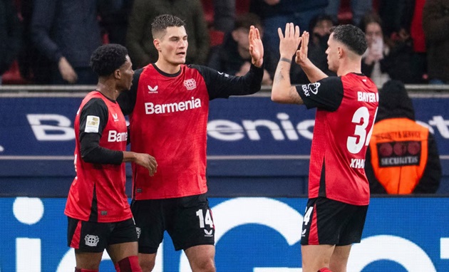 Bayer Leverkusen trở lại cuộc đua vô địch Bundesliga