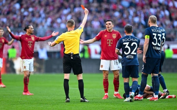 Bayern thua sốc, Kompany từ chối đổ lỗi cho "tội đồ"