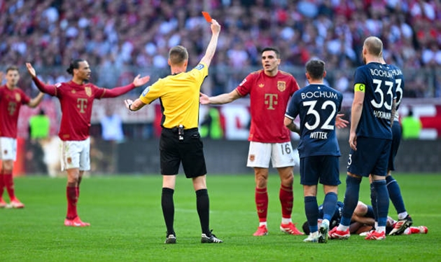 Bayern thua sốc, Kompany từ chối đổ lỗi cho "tội đồ"
