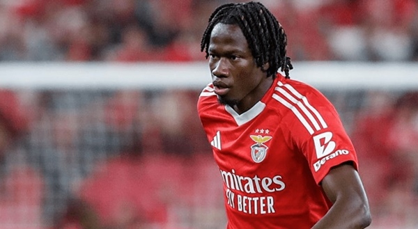 Benfica cắt hợp đồng, trả hậu vệ cho Man City