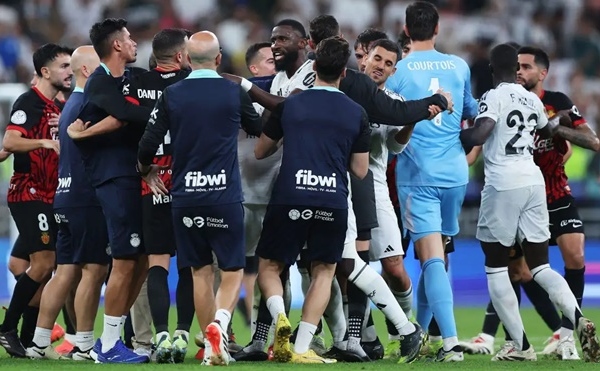 Bênh vực Vinicius, sao trẻ Real bị giáo huấn