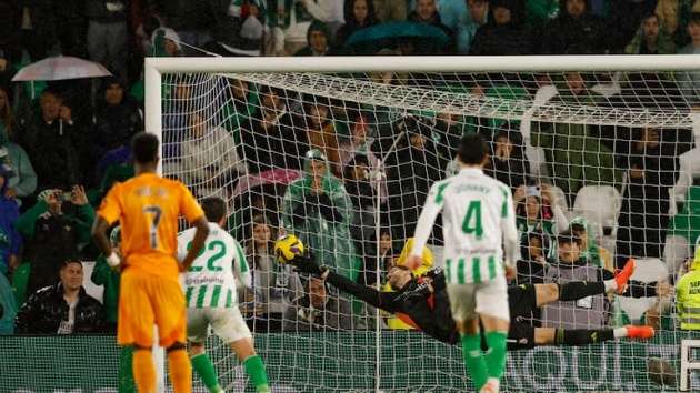 Betis 2-1 Real: Antony năng nổ, Isco gieo sầu cho Ancelotti