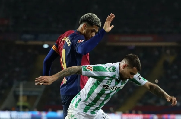 Betis giữ Barca 1-1