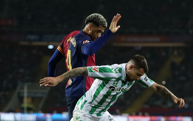 Betis giữ Barca 1-1