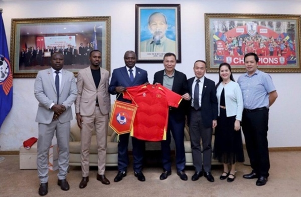 Bóng đá Việt Nam và Burundi mở rộng hợp tác quốc tế