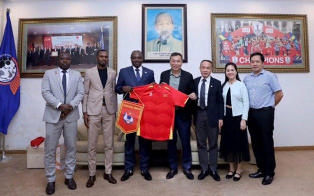 Bóng đá Việt Nam và Burundi mở rộng hợp tác quốc tế