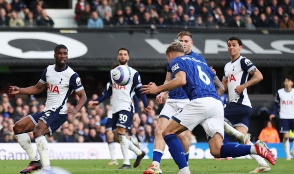Bournemouth thua sốc; Tottenham thăng hoa sau khi hạ MU