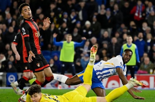 Brighton 2-1 Bournemouth: Tuyệt phẩm của Kluivert; 'Cỗ máy' đa năng Minteh