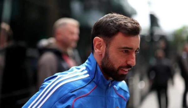 Bruno Fernandes hứa với NHM không rời Man Utd