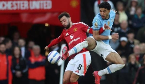 Bruno Fernandes tấn công trở lại Gary Neville