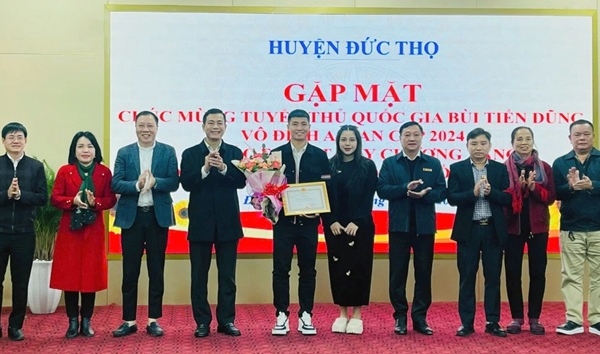 Bùi Tiến Dũng có hành động ý nghĩa sau khi được vinh danh ở quê nhà