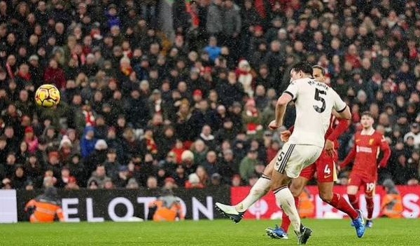 Cảm xúc trái chiều từ Man United sau pha bỏ lỡ của Maguire