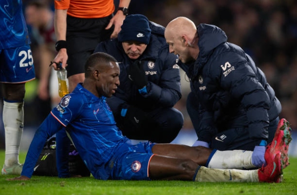 Cùng gặp khủng hoảng, tại sao Arsenal bị chỉ trích còn Chelsea thì không?