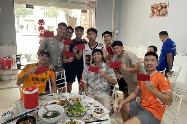 Công Phượng lì xì cho các đồng đội ở Bình Phước