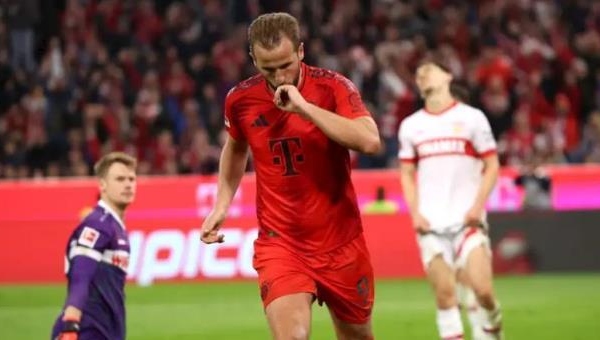 Cập nhật quân đội Bayern chiến đấu với Stuttgart
