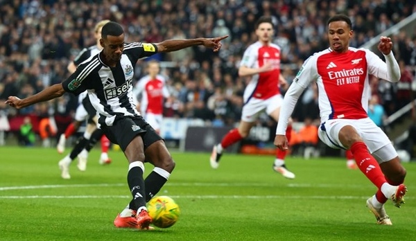 Carragher ủng hộ Liverpool giành Isak trước mặt Arsenal