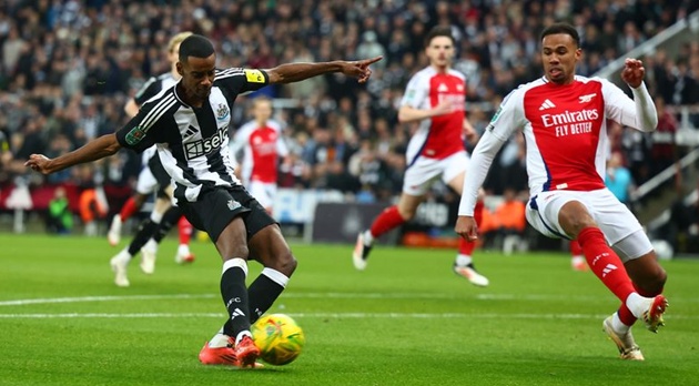 Carragher ủng hộ Liverpool giành Isak trước mặt Arsenal