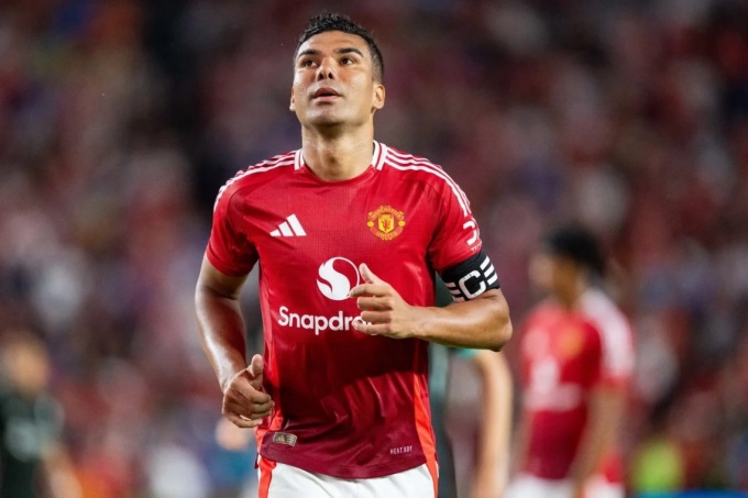 "Casemiro đáng ra phải rời MU từ tháng 1"