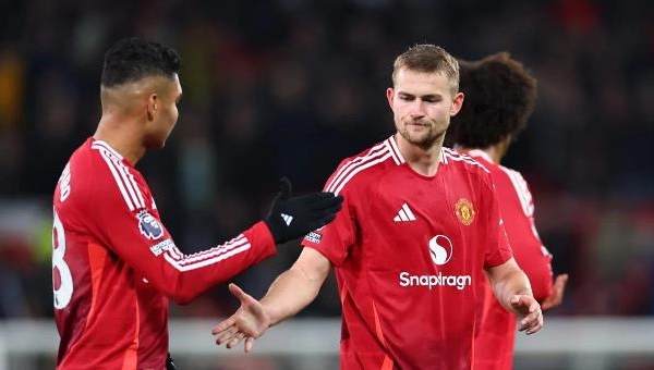Casemiro và De Ligt bị chỉ trích vì hành động khó hiểu trước Arsenal