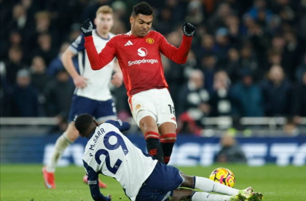 Casemiro vừa tiến gần hơn đến cánh cửa rời MU