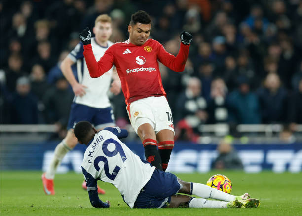 Casemiro vừa tiến gần hơn đến cánh cửa rời MU