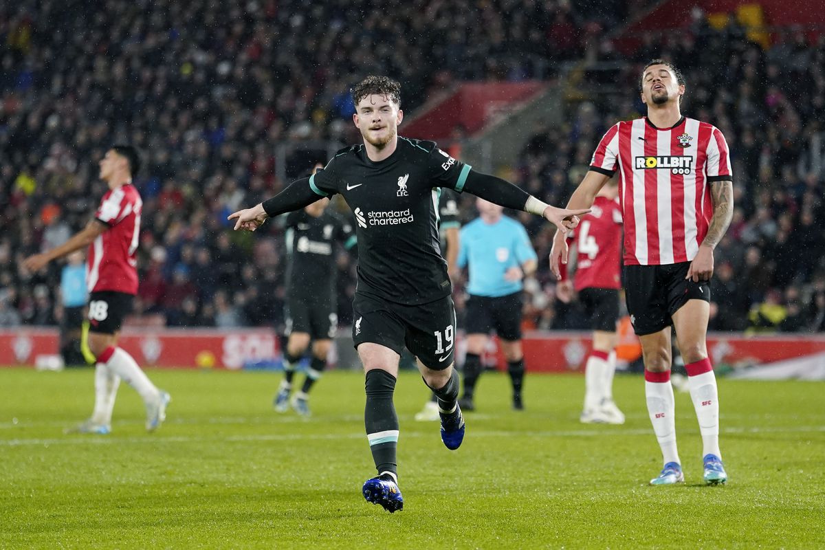 Cất Salah và Van Dijk, Liverpool chơi ra sao với đội hình 'nhà trẻ'?