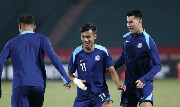 Cầu thủ Singapore bó bột tay sau pha va chạm với Xuân Son