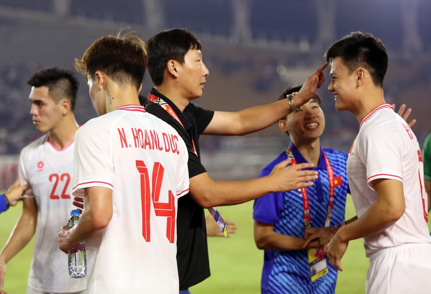 CĐV Indonesia nhờ Việt Nam "giáo huấn" đội nhà
