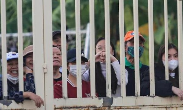 CĐV theo dõi ĐT Việt Nam tập luyện qua lớp cửa sắt