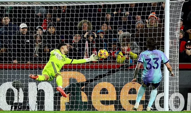 CĐV Arsenal chỉ trích Raya sau sai lầm đáng trách trước Brentford