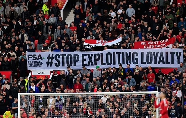 CĐV MU kêu gọi đóng băng giá vé tại Old Trafford