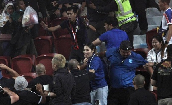 CĐV Thái Lan đánh nhau trên khán đài sau khi thua Việt Nam