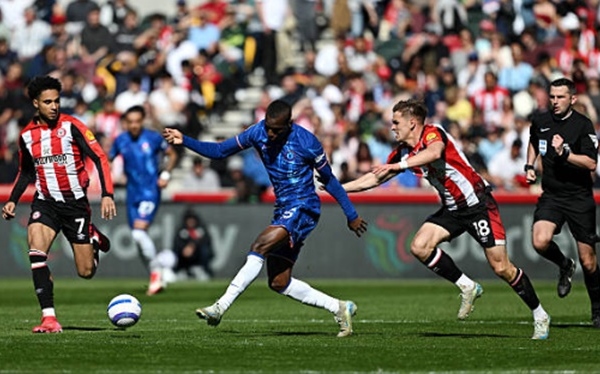Chelsea trông khác khi Jackson ở trong ánh đèn sân khấu ”
