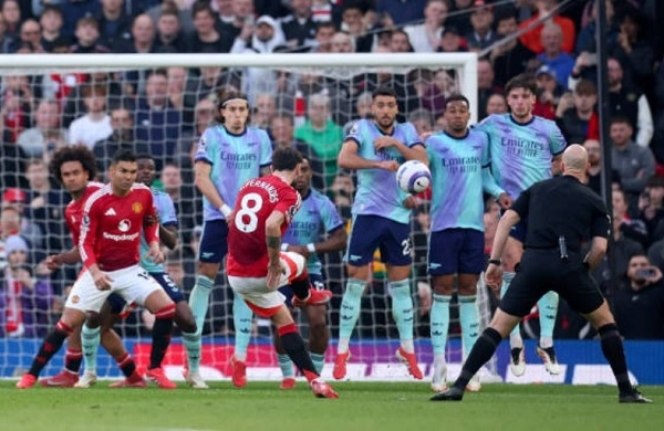 Chỉ bằng một quả phạt, Bruno nhấn chìm hy vọng vô địch của Arsenal