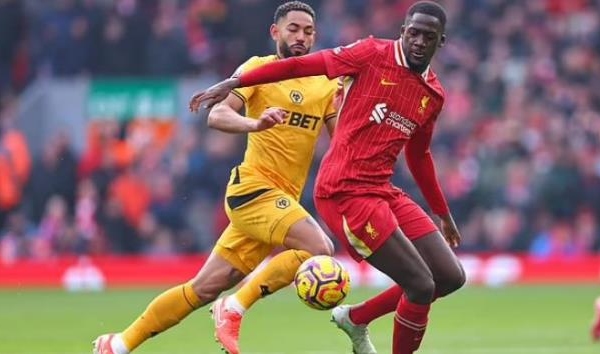 Chỉ đạo mới từ Ngoại hạng Anh giúp Konate thoát thẻ đỏ trước Wolves