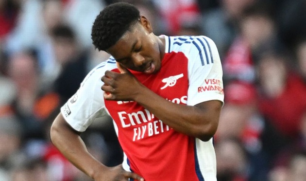 Chuỗi thẻ đỏ đẩy Arsenal vào thế khó trong cuộc đua vô địch