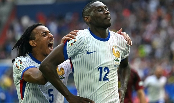 Chuyển nhượng sáng 18/12: MU tranh mua Kolo Muani; Barca cảnh báo De Jong