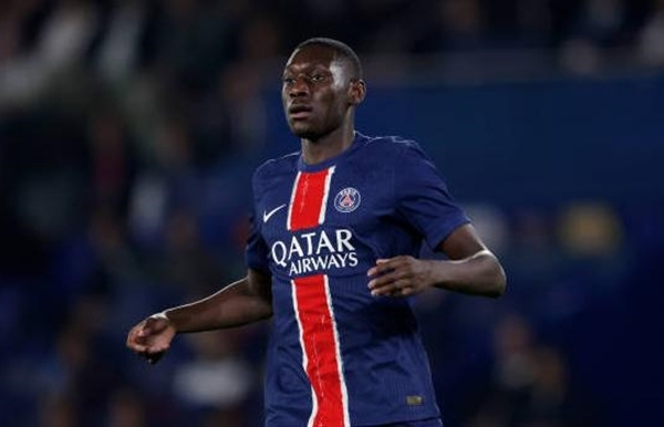 Chuyển nhượng sáng 25/12: PSG mời Arsenal mua Kolo Muani; M.U chịu chi vì Osimhen