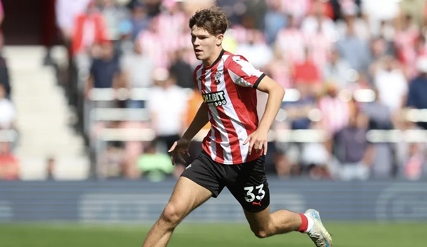 Chuyển nhượng tối 23/1: MU nhắm sao Southampton; Chelsea đàm phán với Juventus về Vlahovic